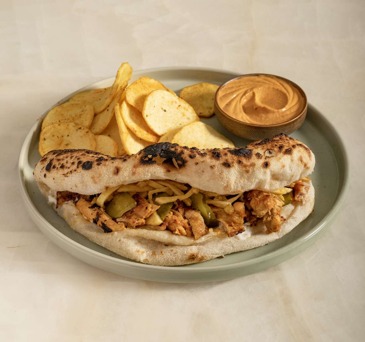 ساندويش فروج مشوي على الفحم