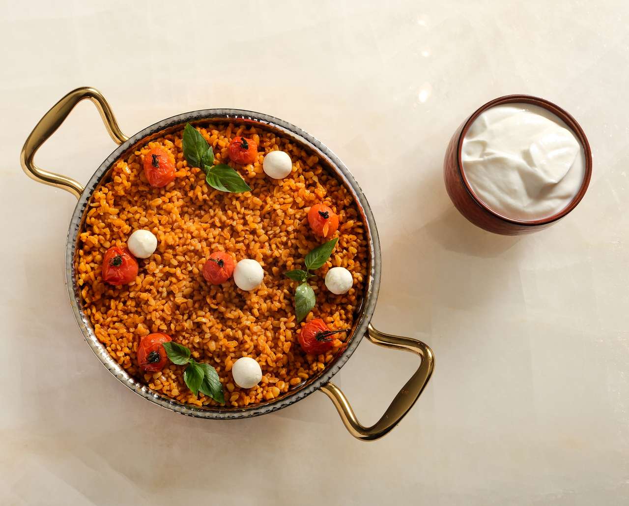 برغل بندورة  مع كرات اللبنة