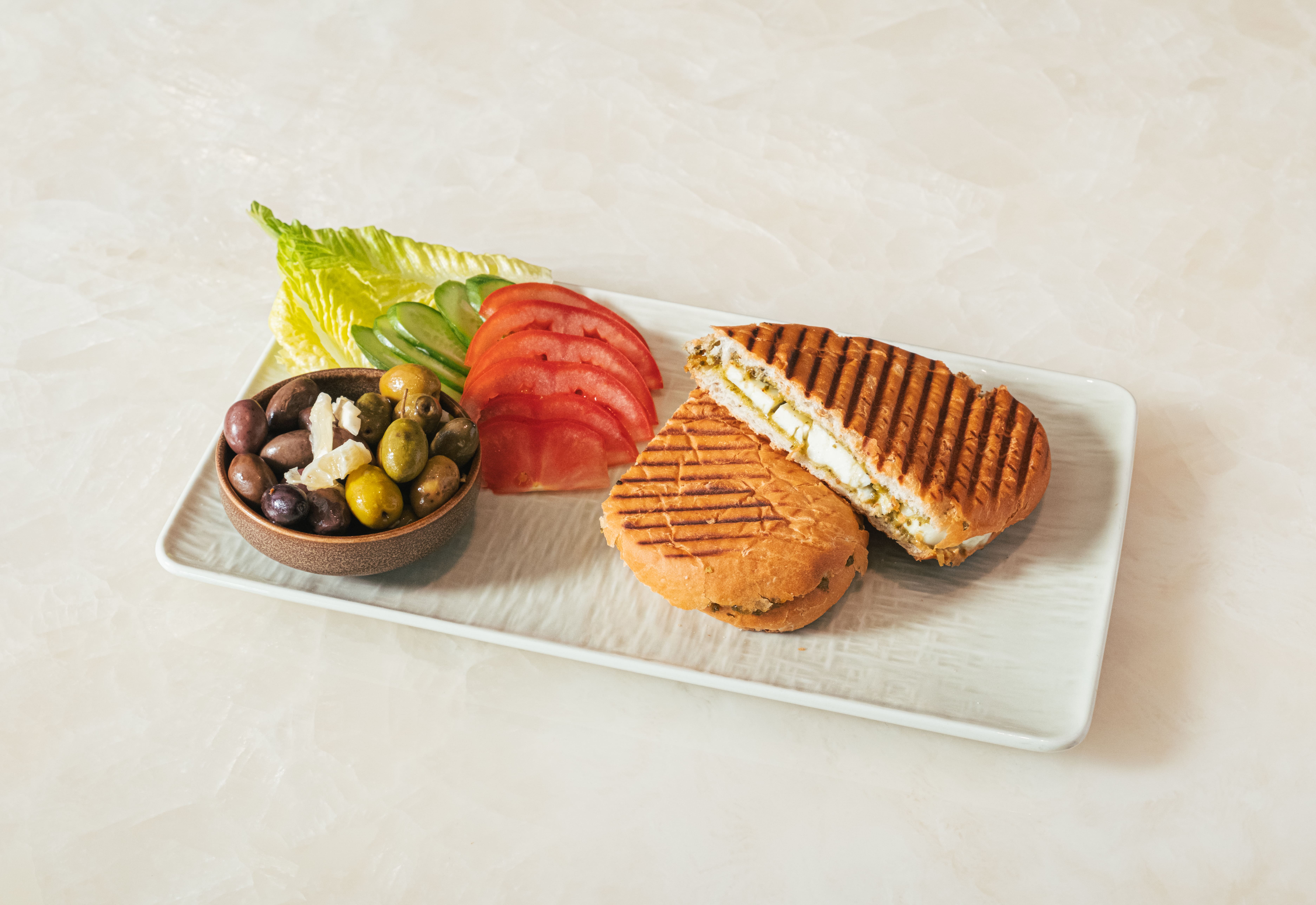 ساندويش حلوم مع تبونات الزيتون